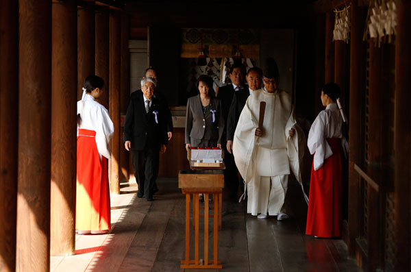 Japanese lawmakers visit Yasukuni Shrine