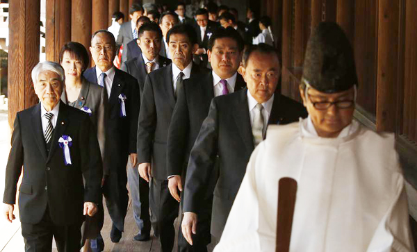 Yasukuni Shrine visits face strong criticism in Japan