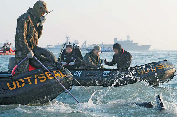 South Koreans express grief at memorial for ferry victims