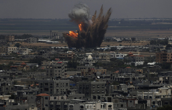 Israel kills top Gaza militant, five others in air strike