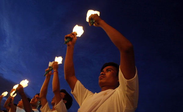 People join parade to enshrine late Sihanouk's remains