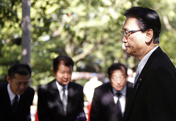 Japanese ministers visit war-linked Yasukuni Shrine