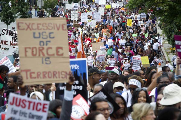 Thousands rally in New York over chokehold death