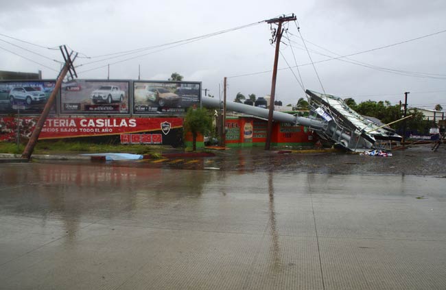 Hurricane Odile batters Mexico's Baja resorts