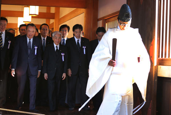 Japanese lawmakers visit Yasukuni Shrine