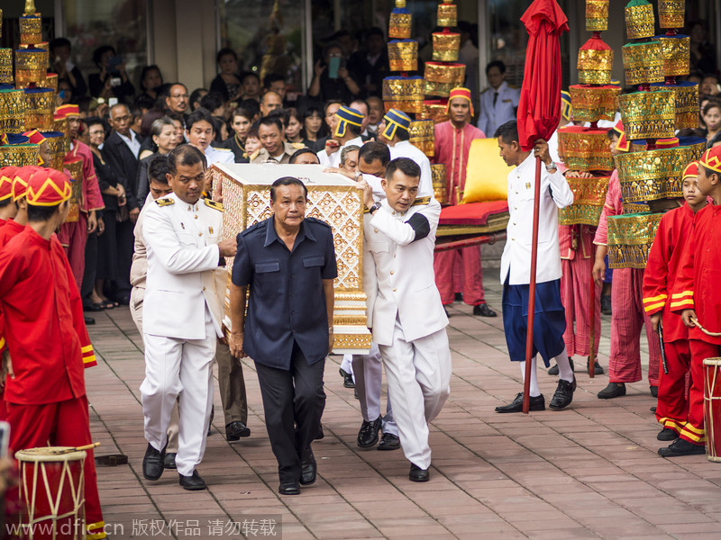 Yingluck attends Red Shirt leader's cremation