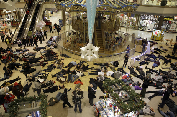 Ferguson protesters disrupt Black Friday shopping