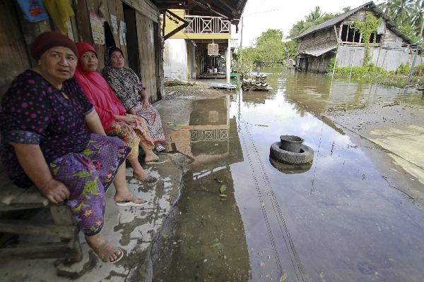 Floods in Malaysia and Thailand kill at least 24