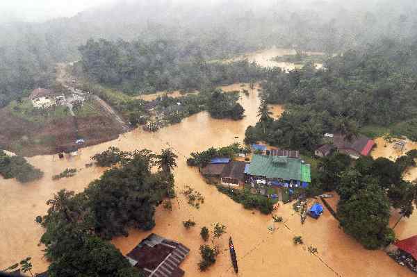 Floods in Malaysia and Thailand kill at least 24