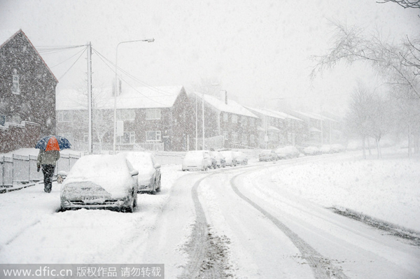 Heavy snow hits UK