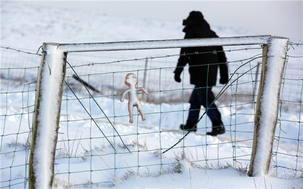 Heavy snow hits UK