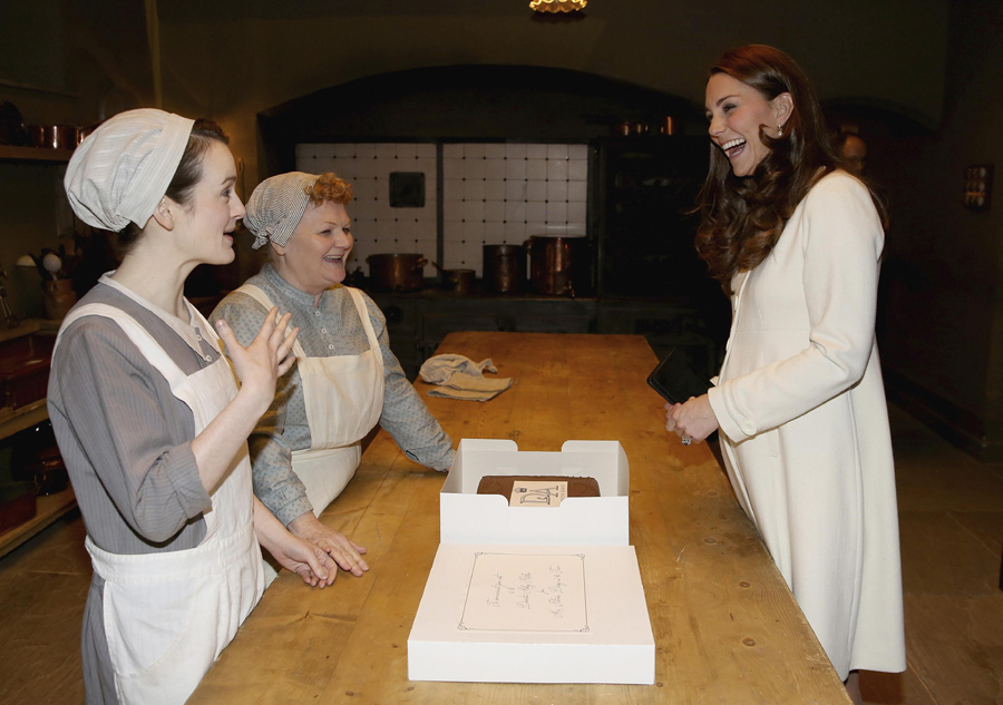 Downton Abbey fan Kate Middleton visits set of hit TV show