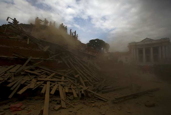 Chinese rescue team on way to Nepal as toll exceeds 1,000