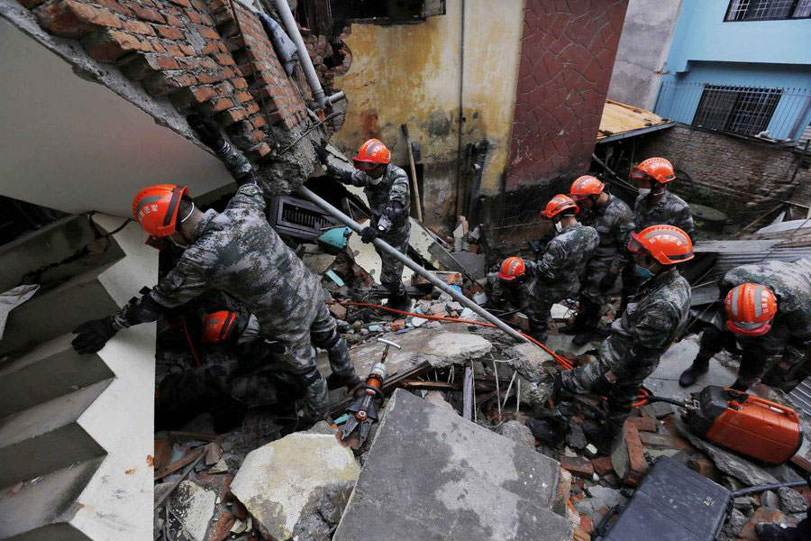 China's rescue team searches for survivors in Nepal