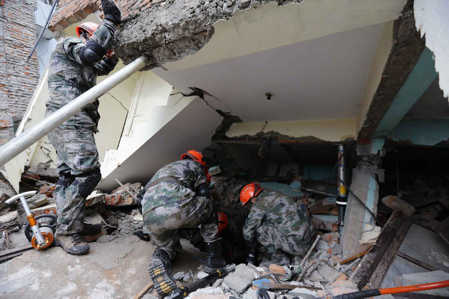 China's rescue team searches for survivors in Nepal