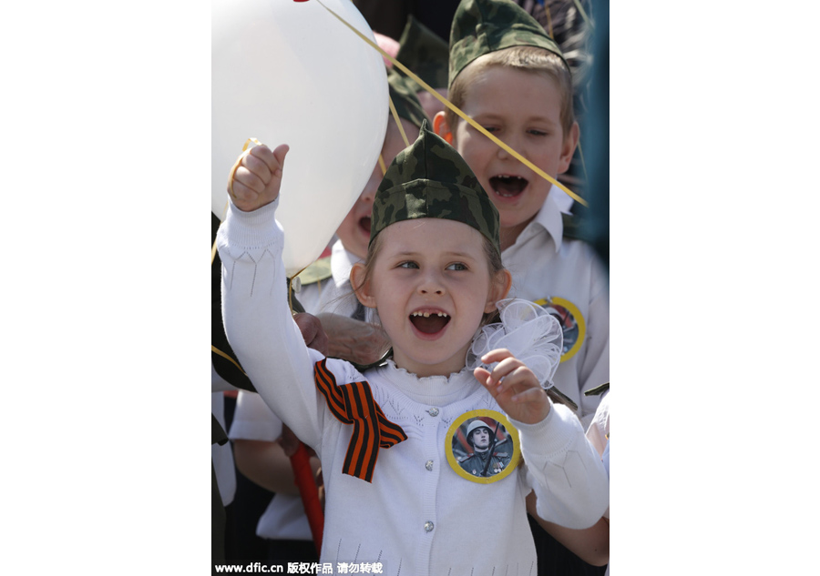 Kid parade honors WWII veterans