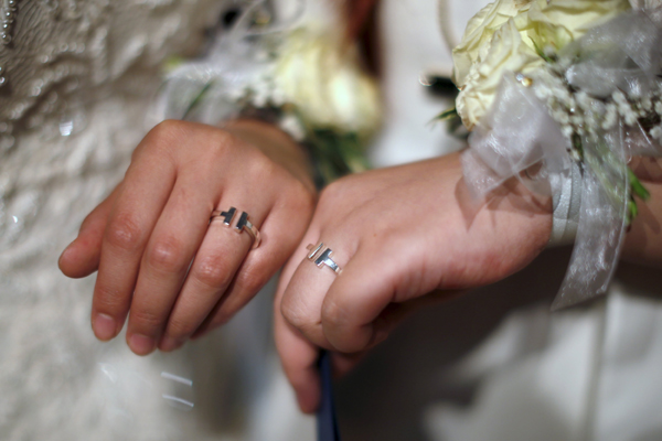 7 Chinese gay couples hold wedding ceremony in West Hollywood