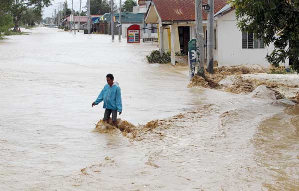 Typhoon kills 10 in Philippines