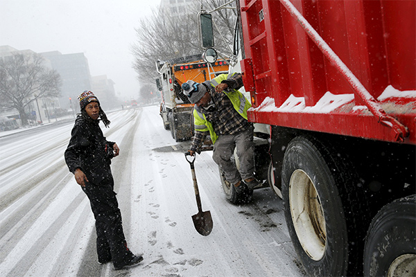 Snow blankets Washington D.C. in potentially record-breaking storm