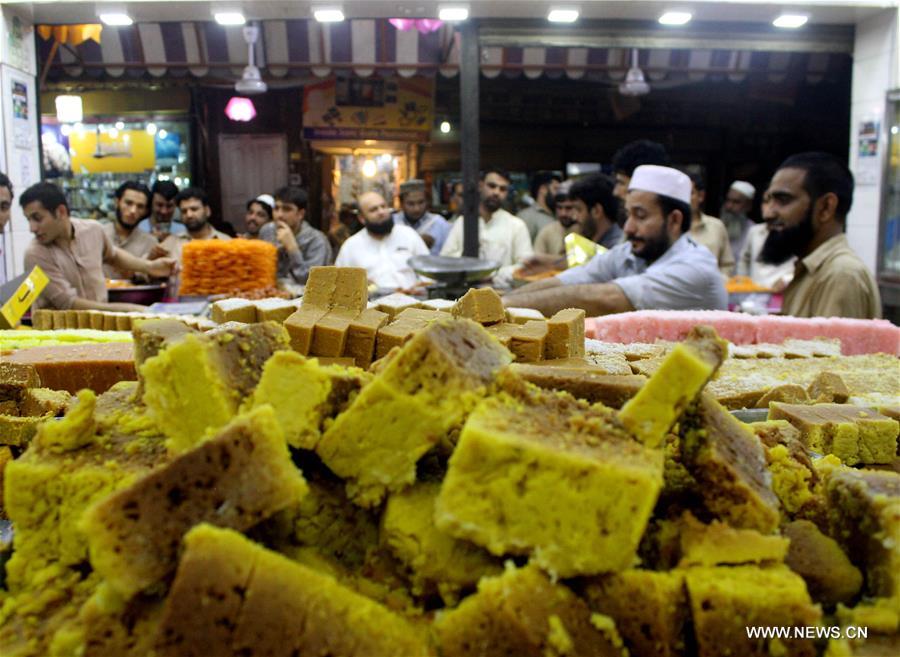 Muslims prepare for Eid al-Fitr festival around the world