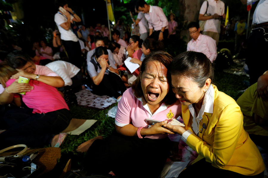 Thailand wakes to uncertainty, grief without King Bhumibol