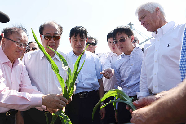 Chinese researchers tour Iowa farm