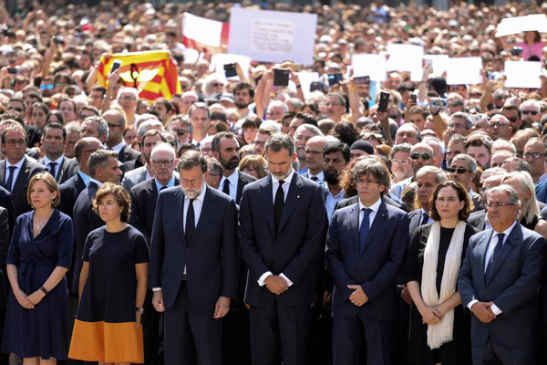 Spaniards mourn as manhunt continues