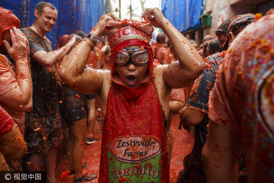 Revelers hurl 150 tons of tomatoes in Spanish festival