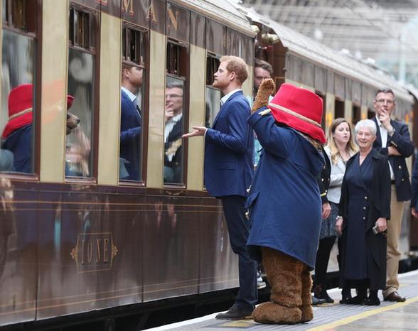 Pregnant Kate dances with Paddington Bear