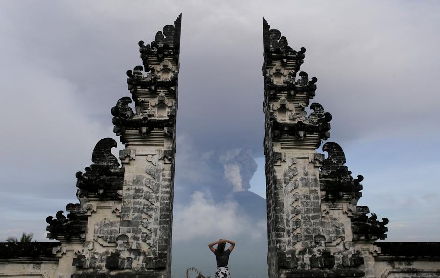 Indonesia extends Bali airport closure due to Agung eruption