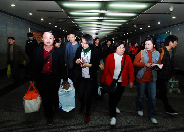 Chinese return home from quake-hit Japan