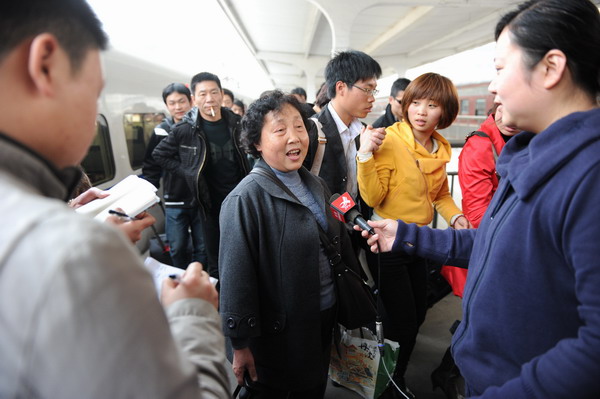 Chinese return home from quake-hit Japan