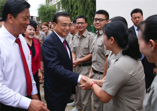 Chinese premier visits Chinese-language school in Laos