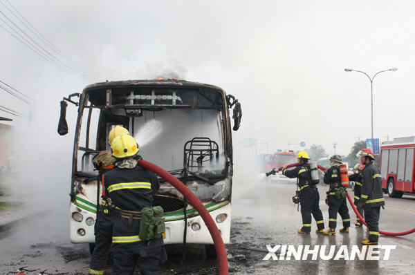 浙江舟山一公交車自燃 車上20多人安全撤離[圖]