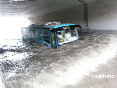 武漢遭27年來(lái)最大暴雨突襲[組圖]