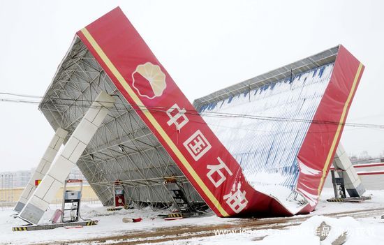 河北邢臺(tái)暴雪壓塌加油站